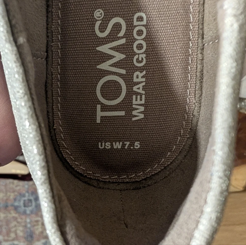 TOMS Women's Briella Ballet Flats in Silver/Light Metallic Suede sz 7.5 - Picture 6 of 15